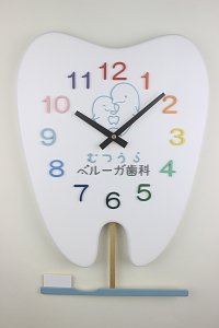 歯科医院様への開院祝い：ロゴマークと歯ブラシの振り子時計