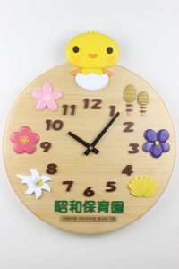 卒園記念品：園様のキャラクターとクラス名の立体イラストと園名・年号をお入れした大きい掛け時計