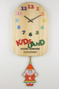 卒園記念品：園様のキャラクターを振り子に、園名のロゴをお入れした振り子時計
