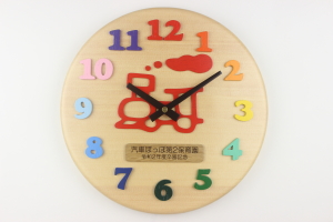 卒園記念品：園様のキャラクターをお入れした丸い掛け時計