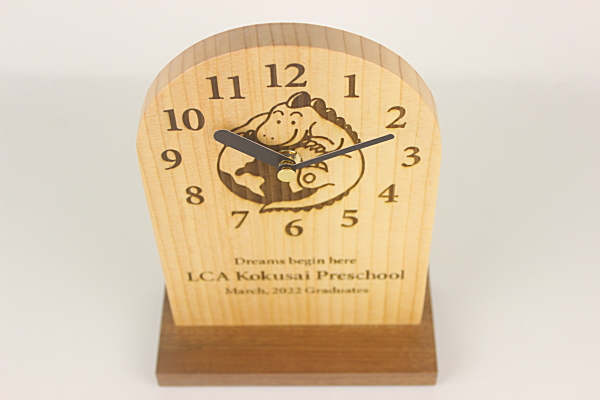 園児様への卒園記念品：レーザーで園のキャラクターと文字をお入れした置き時計