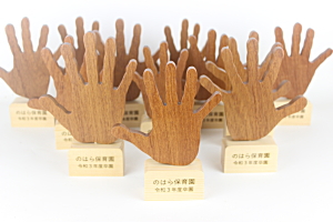 卒園記念品：園児様の手形スタンド