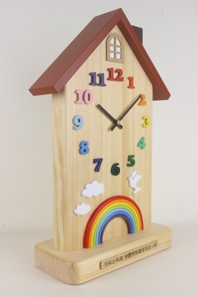 卒園記念品：「虹と雲とハト」をお入れした家の形の置き時計