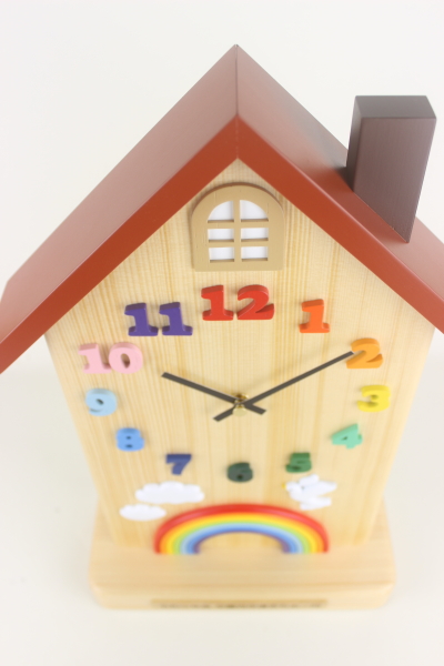 卒園記念品：「虹と雲とハト」をお入れした家の形の置き時計
