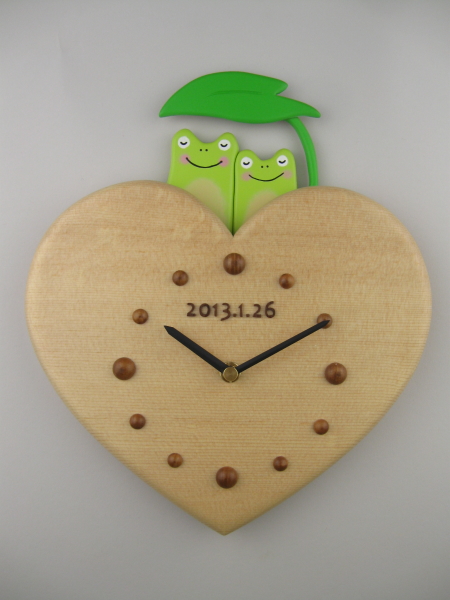 カエルのカップルのハートの掛け時計：結婚祝い：木の谷のトヨモク