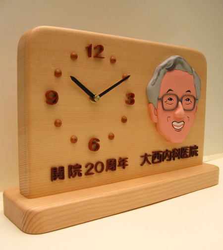 開院２０周年記念の記念品「似顔絵・医院名」入りの置き時計です。