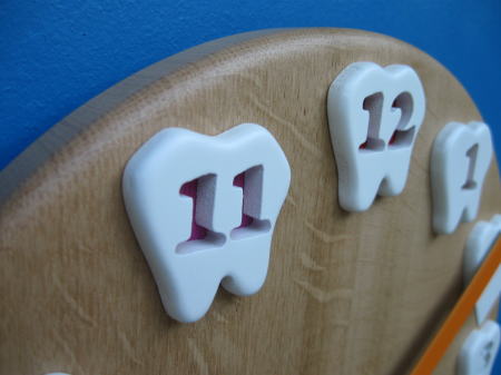 「あしたば歯科医院」様への開院の祝い：「文字盤が歯の形」＆「針が歯ブラシ」の掛け時計