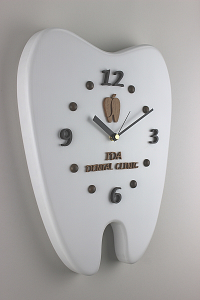 開院祝い：歯科医院様の「ロゴマーク」と「医院名」をお入れした歯の形の掛け時計