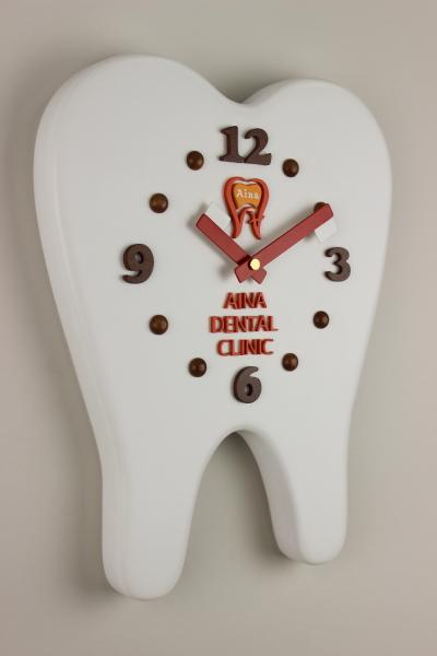 「ロゴマーク入り」の「歯の形と歯ブラシ針」の掛け時計