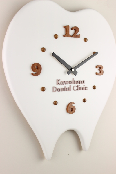 「川原歯科医院」様への開院祝い：ロゴマークを使った「歯の形の掛け時計」