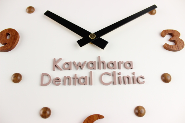 「川原歯科医院」様への開院祝い：ロゴマークを使った「歯の形の掛け時計」