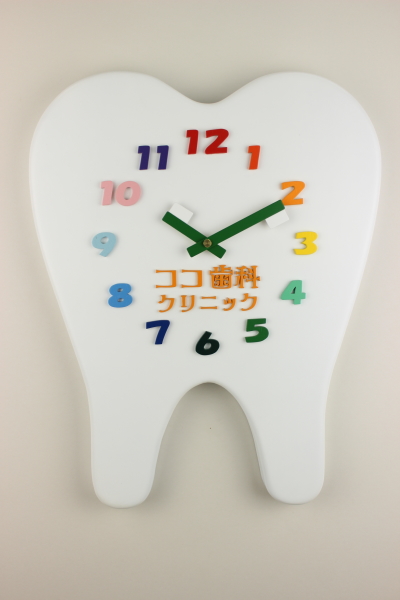 ホームページでお使いの医院名ロゴをお入れした「歯の形と歯ブラシ針」の時計