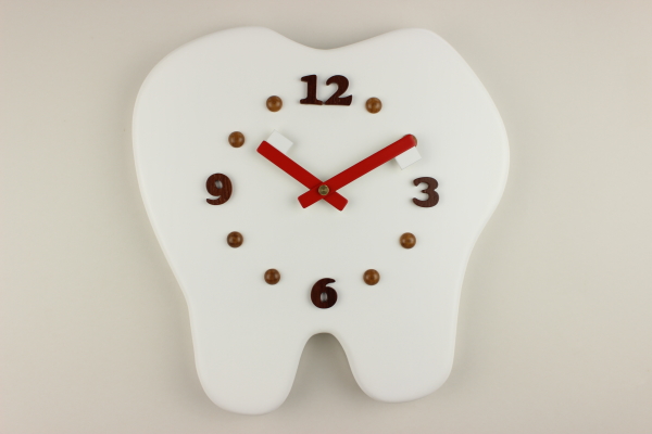 「歯科医院」様への開院祝い：歯の形と歯ブラシ針の掛け時計