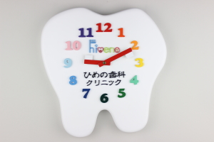 「ロゴ・ロゴマーク入りの歯の形と歯ブラシ針の掛け時計」の詳細ページへ