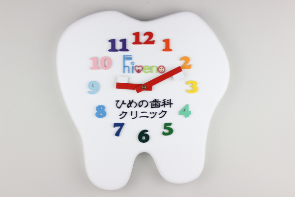 「歯科医院」様への開院祝い：「ロゴ・ロゴマーク入り」の「歯の形と歯ブラシ針」の掛け時計