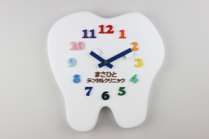 「医院名入り歯の形と歯ブラシ針の掛け時計」の詳細ページへ