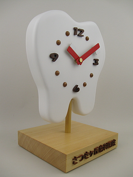 歯科医院様への開院祝いの「歯の形の置き時計」：左から