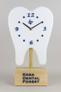 歯科医院様への開院祝いの「歯の形の置き時計016」の詳細ページへ