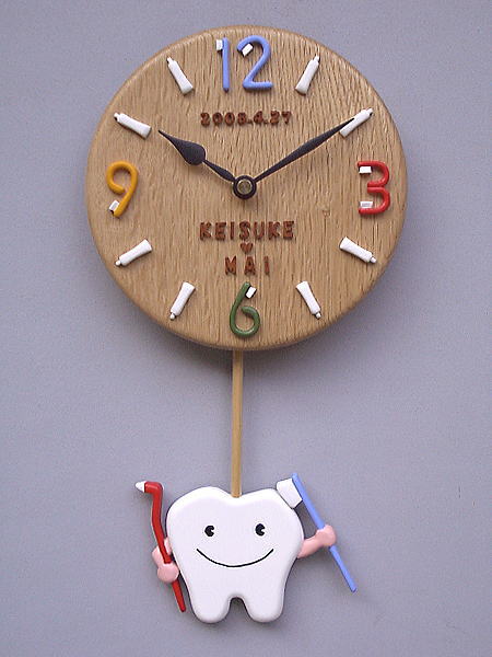 結婚祝いに新郎様が「歯科医」なので、｢歯｣と｢歯ブラシ｣の振り子時計です。