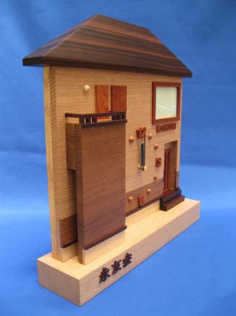 新築の家と同じ形の「フォトフレーム付」の木の時計