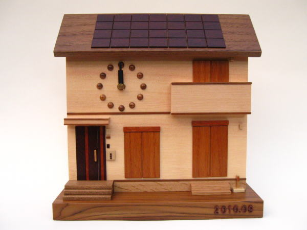 新築祝いに世界でひとつの「家と同じ形の木製時計」