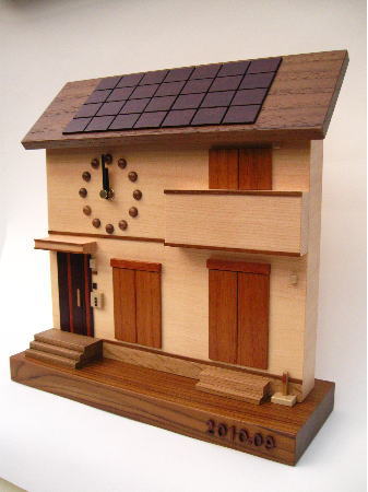 新築祝いに世界でひとつの「家と同じ形の木製時計」