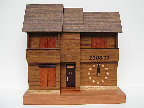 新築祝いに新築の家と同じ形の木製置き時計