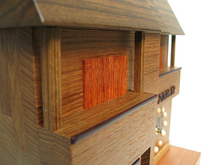 新築祝いに新築の家と同じ形の木製置き時計