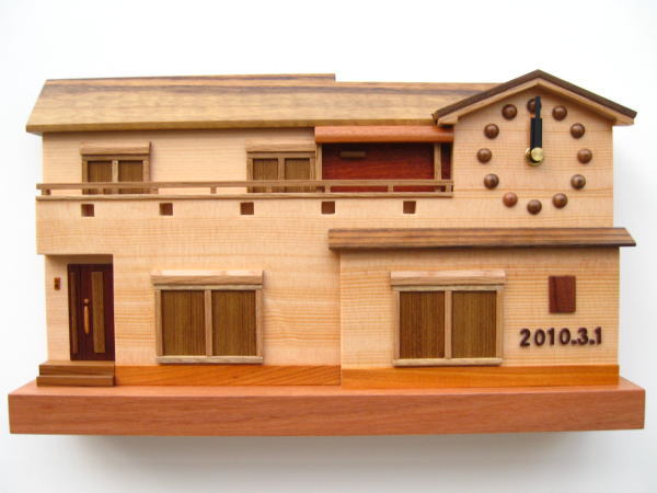 新築祝いの「家形の木製時計」