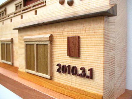 新築祝いの「家形の木製時計」