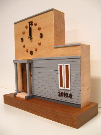 「新築祝い」に世界でひとつの「木製時計」：家と同じ形の時計です。