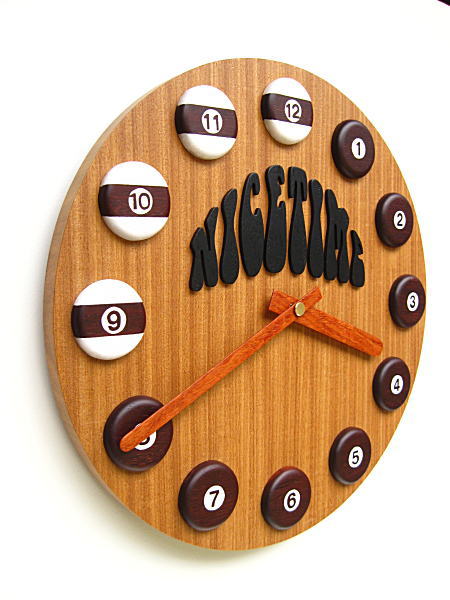 ビリヤードのグッズを使った「ＢＡＲ」への開店祝いの掛け時計です