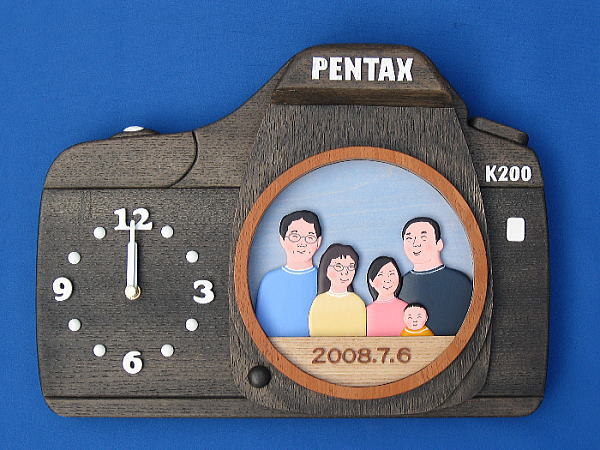 結婚式：ご両親への贈り物：家族の似顔絵入り「カメラ（NIKON K200）」の掛け時計