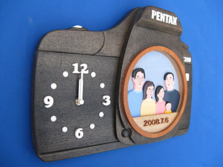 結婚式：ご両親への贈り物：家族の似顔絵入り「カメラ（NIKON K200）」の掛け時計