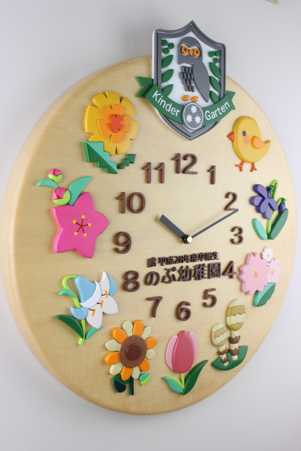 卒園記念品：園章とクラス名（イラスト）をお入れした大きい掛け時計