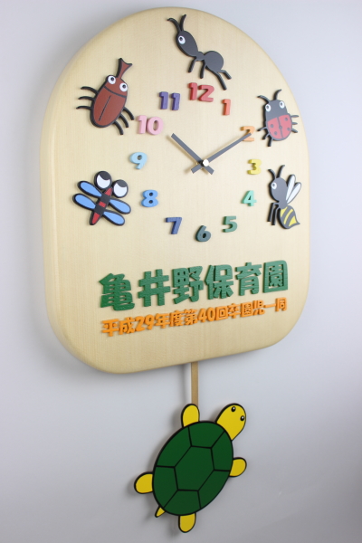 卒園記念時計：クラス名のイラストと園名の亀を再現した大きい振り子時計