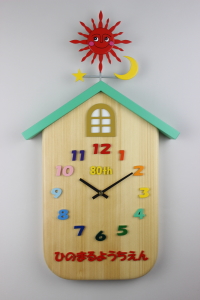 「シンボルマークの風見をお入れした家の形の掛け時計」の詳細ページへ