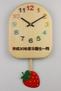 卒園記念：クラス名の「イチゴ」を振り子にした振り子時計