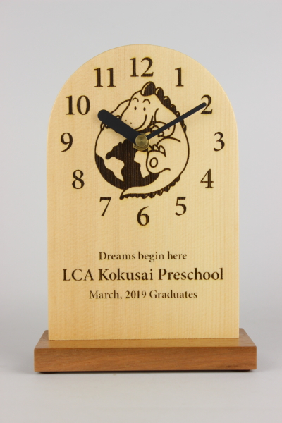 園児様への卒園記念品：レーザーで園のキャラクターと文字をお入れした置き時計