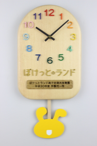 卒園記念：園のキャラクターマークを振り子にした園のロゴ入り振り子時計
