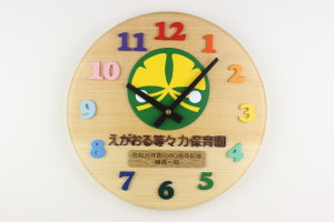 「卒園記念品：園章をお入れした直径「３２ｃｍ」の円形掛け時計」の詳細ページへ