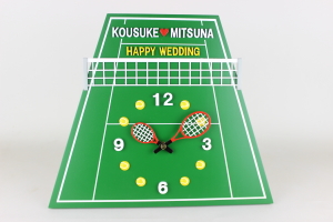 結婚祝い：テニスコートとラケットの掛け時計