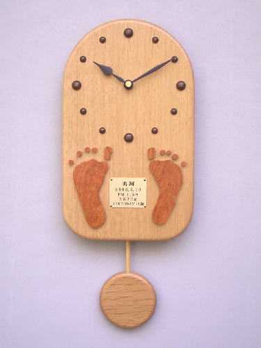 １歳の誕生日の記念 足形 と 記念日 入りの木製振り子時計